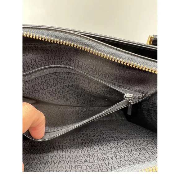 Gianni Versace Vintage Sunburst 2-Way top handle in black patent leather w/Charm - Picture 13 of 15